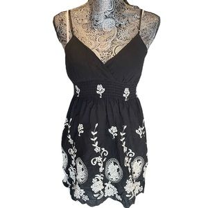 Blue Sketch boho‎ Black embroidered sleeveless blouse medium